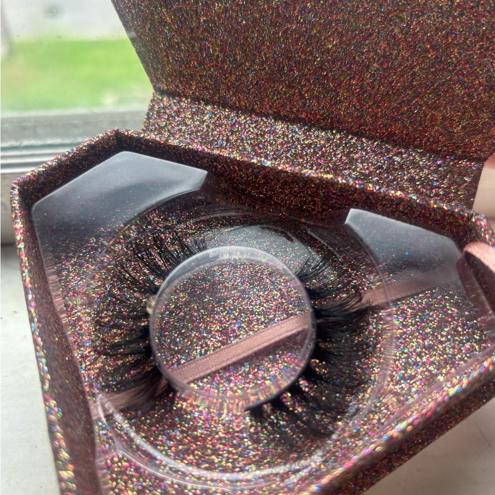Black False Eyelashes in Pink Glittery Box